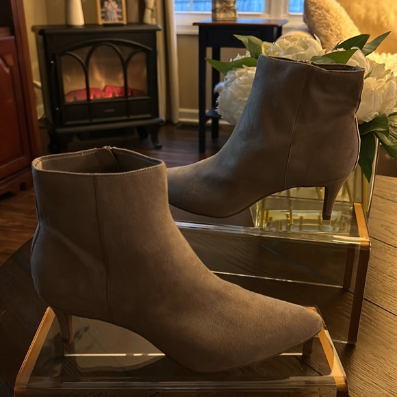 Old Navy faux suede kitten heel ankle boots - Picture 1 of 7